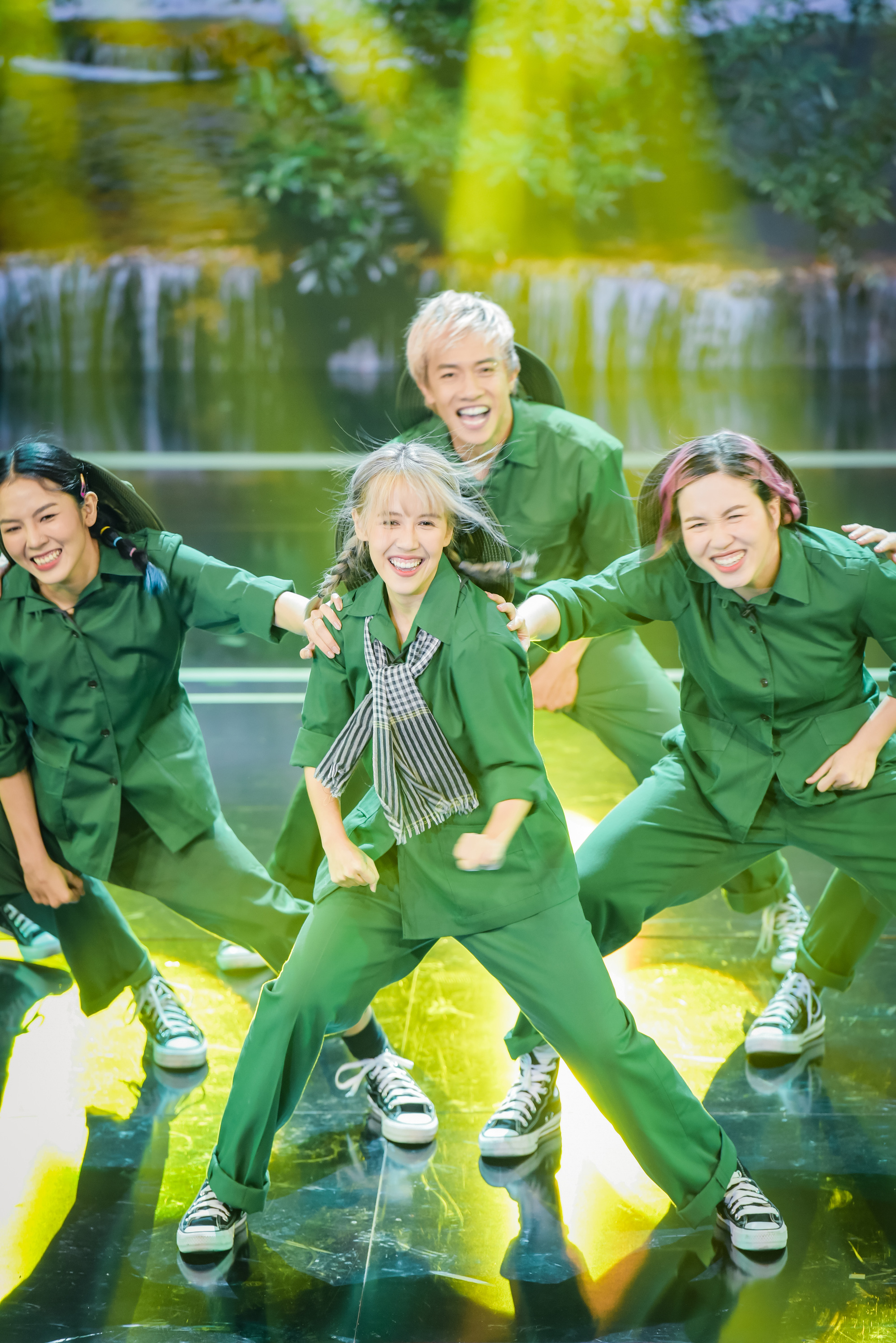 Hậu Hoàng hoá đồng chí Thuý Hậu, mang concept Sao Nhập Ngũ lên sân khấu nhảy Hip-hop! - Ảnh 1. Hậu Hoàng hoá đồng chí Thuý Hậu, mang concept Sao Nhập Ngũ lên sân khấu nhảy Hip-hop! - Ảnh 1.