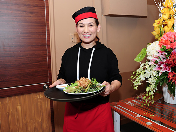 Nhà hàng chay của Phi Nhung hứng bão đánh giá 1 sao từ dân mạng sau drama với con trai nuôi, người từng đến ăn review ra sao? - Ảnh 1. Nhà hàng chay của Phi Nhung hứng bão đánh giá 1 sao từ dân mạng sau drama với con trai nuôi, người từng đến ăn review ra sao? - Ảnh 1.