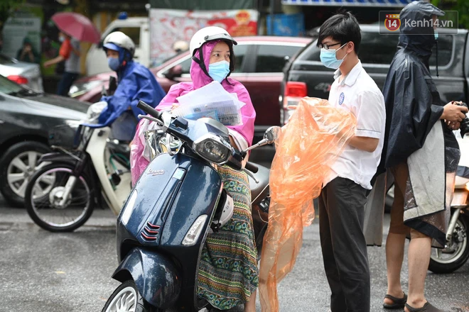 Hình ảnh phụ huynh đội mưa đưa con đi thi: Cứ đến cổng trường những ngày này sẽ hiểu lòng cha mẹ! - Ảnh 10. Hình ảnh phụ huynh đội mưa đưa con đi thi: Cứ đến cổng trường những ngày này sẽ hiểu lòng cha mẹ! - Ảnh 10.