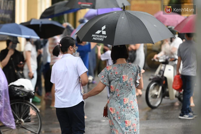 Hình ảnh phụ huynh đội mưa đưa con đi thi: Cứ đến cổng trường những ngày này sẽ hiểu lòng cha mẹ! - Ảnh 15. Hình ảnh phụ huynh đội mưa đưa con đi thi: Cứ đến cổng trường những ngày này sẽ hiểu lòng cha mẹ! - Ảnh 15.