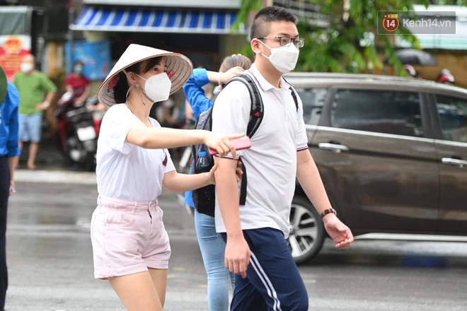 Hình ảnh phụ huynh đội mưa đưa con đi thi: Cứ đến cổng trường những ngày này sẽ hiểu lòng cha mẹ! - Ảnh 2. Hình ảnh phụ huynh đội mưa đưa con đi thi: Cứ đến cổng trường những ngày này sẽ hiểu lòng cha mẹ! - Ảnh 2.