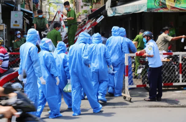 Dịch ở TP.HCM phức tạp v&agrave; nghi&ecirc;m trọng: Điều chuy&ecirc;n gia lo ngại nhất v&agrave; điểm cần thay đổi trong chiến thuật để v&acirc;y hết F0 - Ảnh 3.