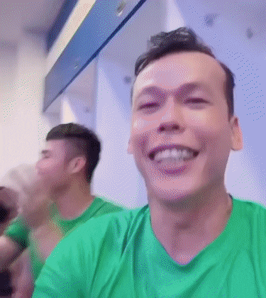 Clip: Thủ môn Tấn Trường khoe khoảnh khắc sau chiến thắng, dàn cầu thủ và ban huấn luyện hát vang bài hát quốc dân - Ảnh 2. Clip: Thủ môn Tấn Trường khoe khoảnh khắc sau chiến thắng, dàn cầu thủ và ban huấn luyện hát vang bài hát quốc dân - Ảnh 2.