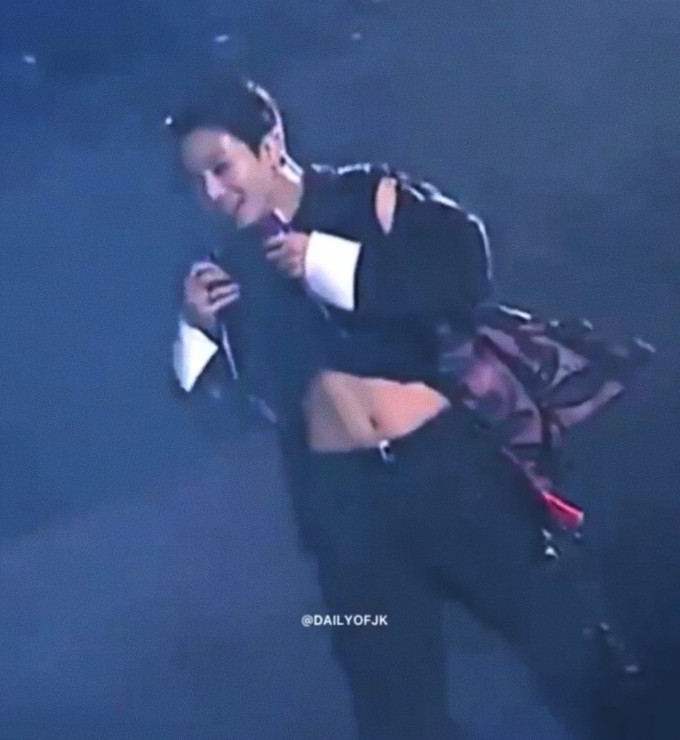 Jungkook (BTS) lần đầu lộ h&igrave;nh xăm c&aacute;nh tay tr&ecirc;n stage qu&aacute; l&agrave; bad boy, mặc crop top khoe body l&agrave;m MXH nổ tung! - Ảnh 12.