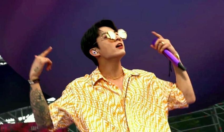 Jungkook (BTS) lần đầu lộ h&igrave;nh xăm c&aacute;nh tay tr&ecirc;n stage qu&aacute; l&agrave; bad boy, mặc crop top khoe body l&agrave;m MXH nổ tung! - Ảnh 4.