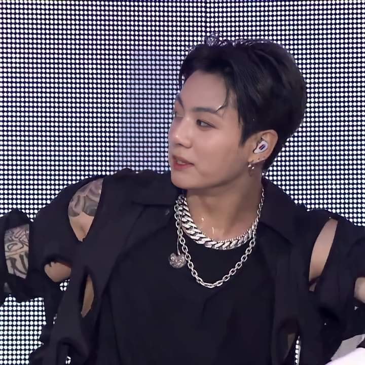 Jungkook (BTS) lần đầu lộ h&igrave;nh xăm c&aacute;nh tay tr&ecirc;n stage qu&aacute; l&agrave; bad boy, mặc crop top khoe body l&agrave;m MXH nổ tung! - Ảnh 5.