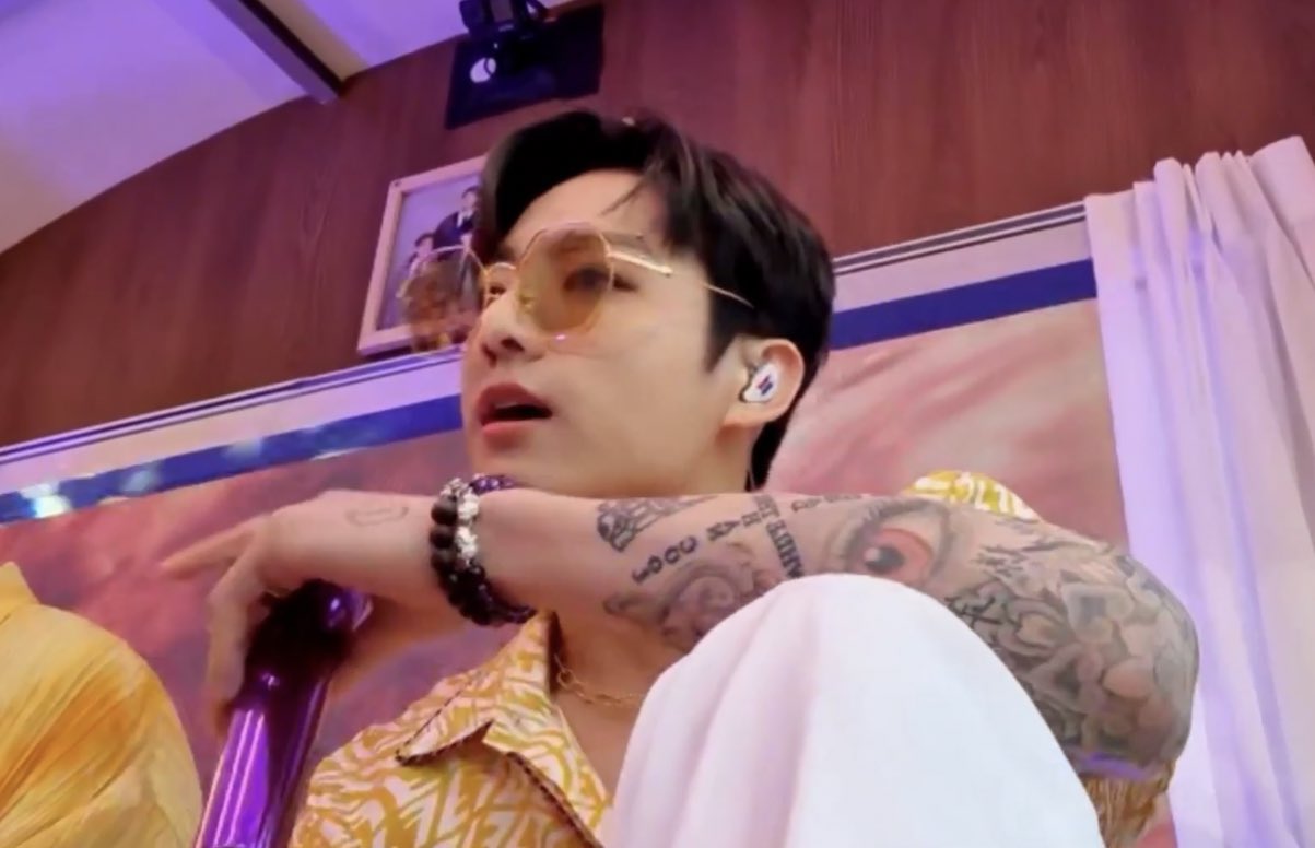 Jungkook (BTS) lần đầu lộ h&igrave;nh xăm c&aacute;nh tay tr&ecirc;n stage qu&aacute; l&agrave; bad boy, mặc crop top khoe body l&agrave;m MXH nổ tung! - Ảnh 9.