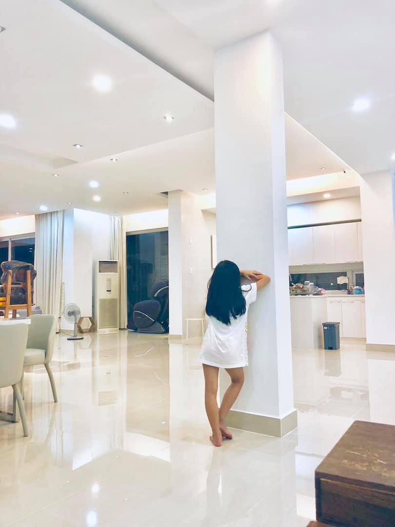 Bạch dinh 22 tỷ đồng của Thuỷ Ti&ecirc;n trước khi bị ph&aacute; bỏ: Ho&agrave;nh tr&aacute;ng cả 1000m2, c&oacute; s&acirc;n vườn th&iacute;ch m&ecirc; trong khu nh&agrave; gi&agrave;u - Ảnh 6.