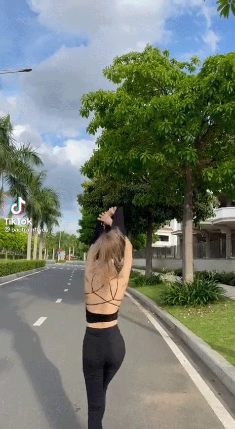 Thiều Bảo Trâm dạo này khác quá: Làm hẳn clip lột đồ giữa đường khoe da thịt, còn thả thính sau khi có hint với Sơn Tùng - Ảnh 5. Thiều Bảo Trâm dạo này khác quá: Làm hẳn clip lột đồ giữa đường khoe da thịt, còn thả thính sau khi có hint với Sơn Tùng - Ảnh 5.
