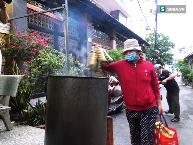 Trắng đêm nấu bánh tét tặng người dân cách ly TP.HCM đón Tết Đoan Ngọ: Góp củi từng nhà để thổi lửa chung - Ảnh 1.