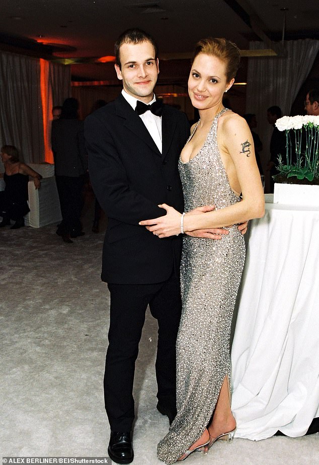 Brad Pitt dính tin đồn tái hợp Jennifer, Angelina Jolie có động thái đáng nghi ở nhà chồng cũ đầu tiên sau 20 năm? - Ảnh 4.