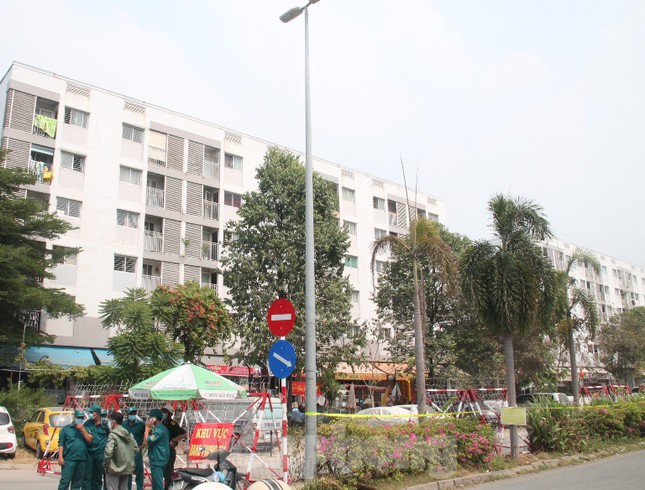 Vợ chồng nh&acirc;n vi&ecirc;n b&aacute;n tr&agrave; sữa dương t&iacute;nh, một chung cư ở B&igrave;nh Dương 2 lần bị phong tỏa - Ảnh 1.