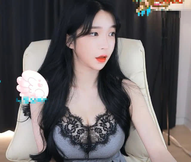 Nhảy quá nhiệt tới nỗi lộ cả đồ lót trên sóng, nữ streamer nóng ...