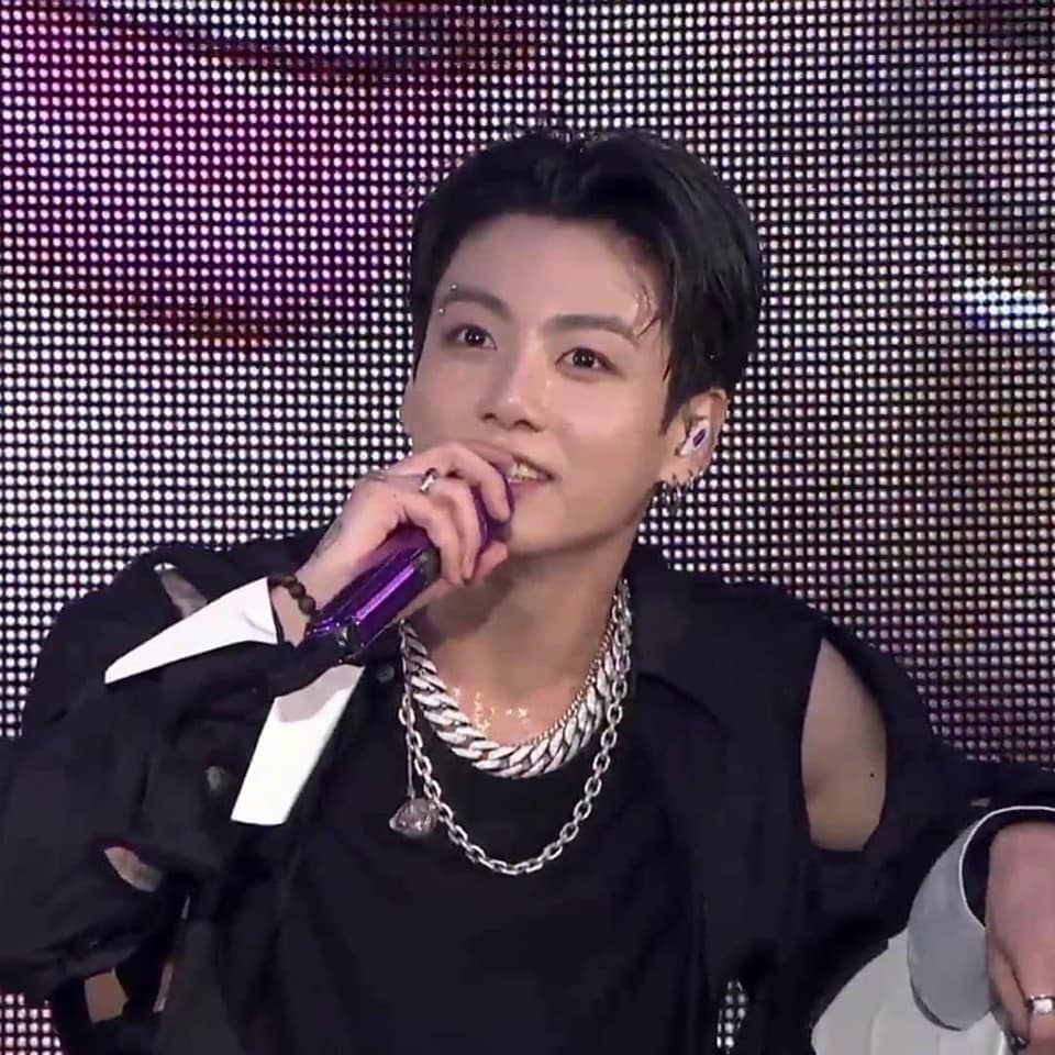 Jungkook (BTS) lần đầu lộ h&igrave;nh xăm c&aacute;nh tay tr&ecirc;n stage qu&aacute; l&agrave; bad boy, mặc crop top khoe body l&agrave;m MXH nổ tung! - Ảnh 6.