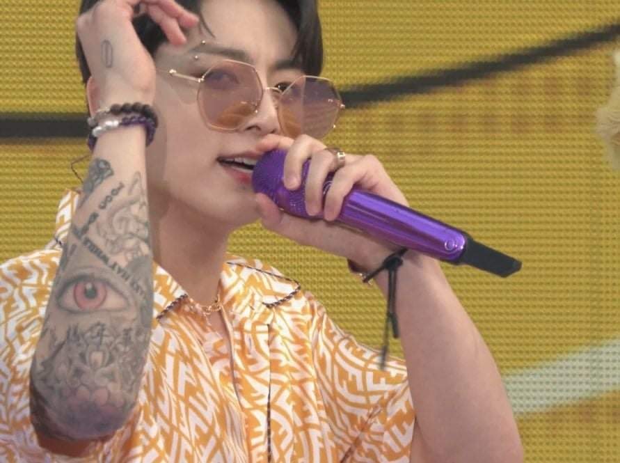 Jungkook (BTS) lần đầu lộ h&igrave;nh xăm c&aacute;nh tay tr&ecirc;n stage qu&aacute; l&agrave; bad boy, mặc crop top khoe body l&agrave;m MXH nổ tung! - Ảnh 8.