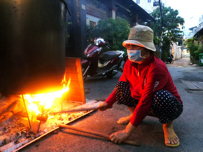 Trắng đêm nấu bánh tét tặng người dân cách ly TP.HCM đón Tết Đoan Ngọ: Góp củi từng nhà để thổi lửa chung - Ảnh 4.