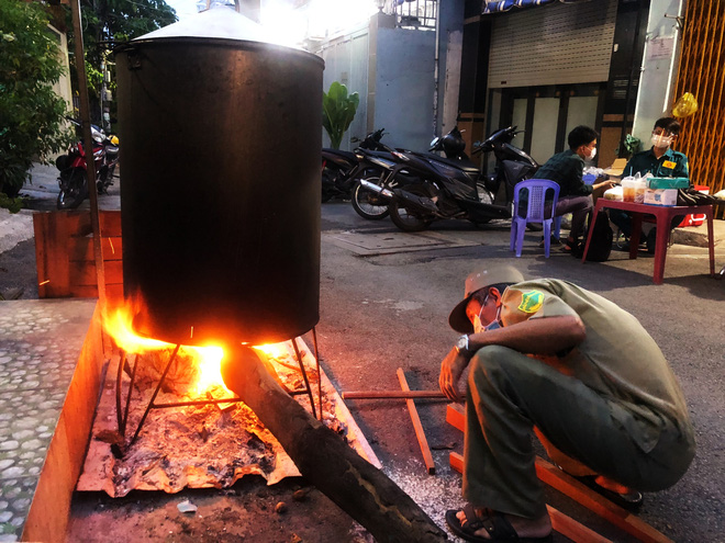 Trắng đêm nấu bánh tét tặng người dân cách ly TP.HCM đón Tết Đoan Ngọ: Góp củi từng nhà để thổi lửa chung - Ảnh 6.