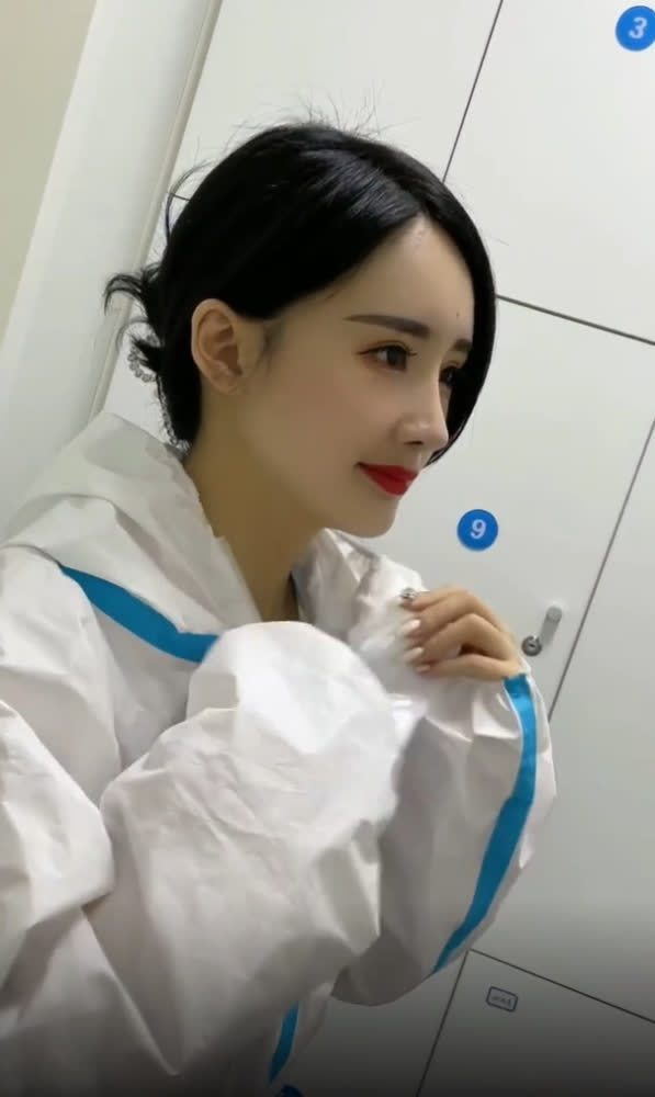 Nở rộ trào lưu phẫu thuật thẩm mỹ mũi và mép tóc giống Dương Mịch, dàn hotgirl xứ Trung giờ ai cũng như ai - Ảnh 4. Nở rộ trào lưu phẫu thuật thẩm mỹ mũi và mép tóc giống Dương Mịch, dàn hotgirl xứ Trung giờ ai cũng như ai - Ảnh 4.