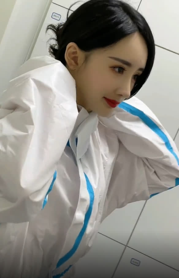 Nở rộ trào lưu phẫu thuật thẩm mỹ mũi và mép tóc giống Dương Mịch, dàn hotgirl xứ Trung giờ ai cũng như ai - Ảnh 8. Nở rộ trào lưu phẫu thuật thẩm mỹ mũi và mép tóc giống Dương Mịch, dàn hotgirl xứ Trung giờ ai cũng như ai - Ảnh 8.
