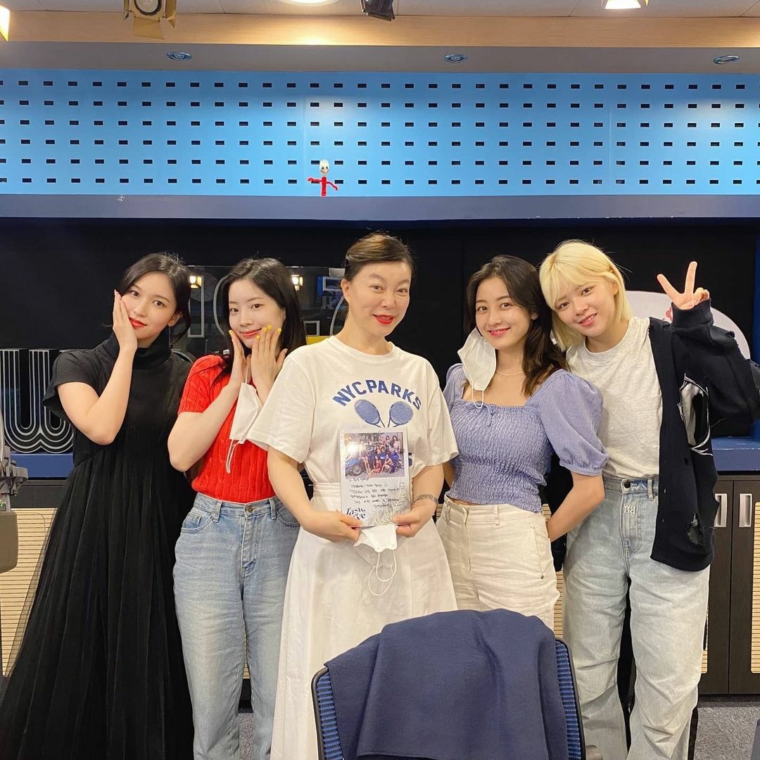 TWICE bất lực v&igrave; kh&ocirc;ng thể xo&aacute; tiếng JYP ra khỏi b&agrave;i mới, fan nhanh tr&iacute; đ&aacute; ra gi&ugrave;m v&agrave; kết quả kh&aacute;c biệt! - Ảnh 2.