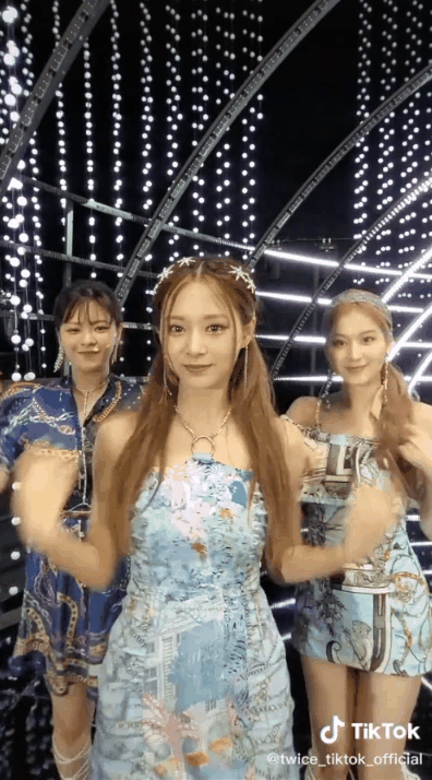 Jeongyeon (TWICE) tr&igrave;nh diễn mệt mỏi, quay video đơ cứng qu&ecirc;n b&agrave;i, nhưng netizen b&ecirc;nh hết lời v&igrave; loạt biến cố - Ảnh 7.