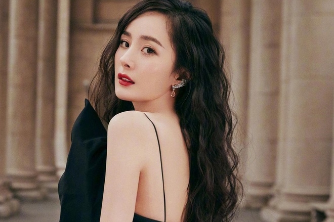 Nở rộ trào lưu phẫu thuật thẩm mỹ mũi và mép tóc giống Dương Mịch, dàn hotgirl xứ Trung giờ ai cũng như ai - Ảnh 5. Nở rộ trào lưu phẫu thuật thẩm mỹ mũi và mép tóc giống Dương Mịch, dàn hotgirl xứ Trung giờ ai cũng như ai - Ảnh 5.
