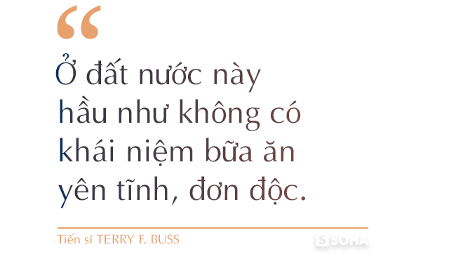 Món gà gây chấn thương tinh thần, bánh chưng cạn lời và những lần bàng hoàng sau bữa ăn của một ông Tây 10 năm ở Việt Nam - Ảnh 2.