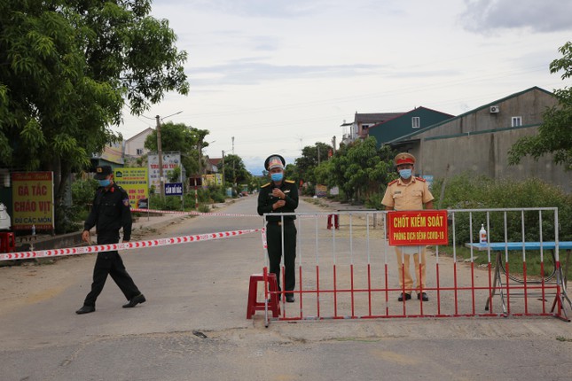 Bị phong tỏa, làng vịt nổi tiếng nhất Hà Tĩnh vắng khách ngày Tết Đoan Ngọ - Ảnh 2.