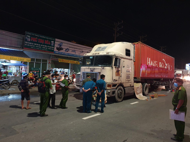 Tai nạn thương tâm giữa container và xe đạp điện, 2 mẹ con chết thảm - Ảnh 2.