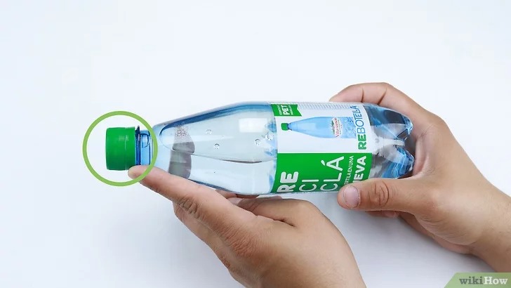В бутылке закрытой крышкой находится вода. Открутить крышку бутылки. Крышки для пластиковых бутылок открываемые. Лимонады в пластиковых бутылках. Бутылка для воды с крышкой.