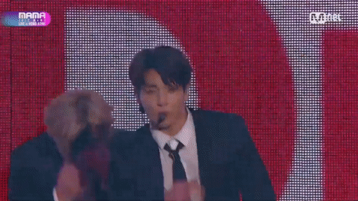 3 sân khấu đỉnh của chóp của Jungkook (BTS): Từ trưởng thành đến quyến rũ mlem mlem khiến ARMY đổ đứ đừ - Ảnh 2.