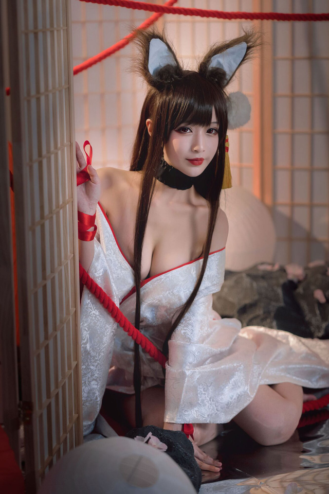 Game thủ ngẩn ngơ ngắm gái xinh cosplay mỹ nữ Akagi lấp ló vòng một trong Azur Lane - Ảnh 1.