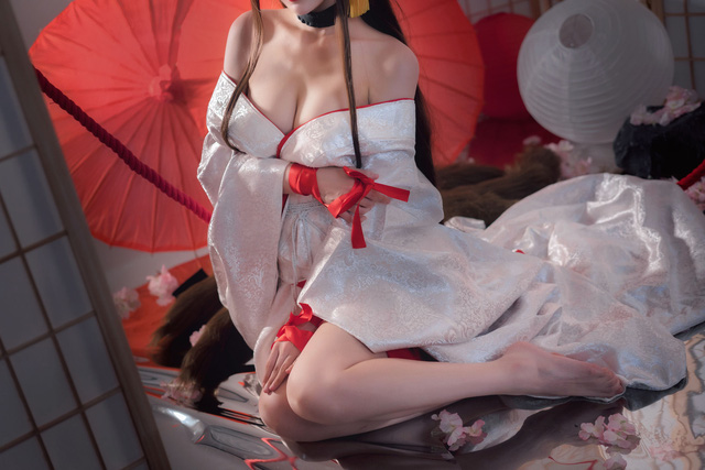 Game thủ ngẩn ngơ ngắm gái xinh cosplay mỹ nữ Akagi lấp ló vòng một trong Azur Lane - Ảnh 2.