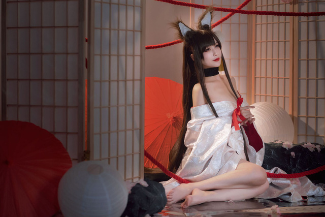 Game thủ ngẩn ngơ ngắm gái xinh cosplay mỹ nữ Akagi lấp ló vòng một trong Azur Lane - Ảnh 12.