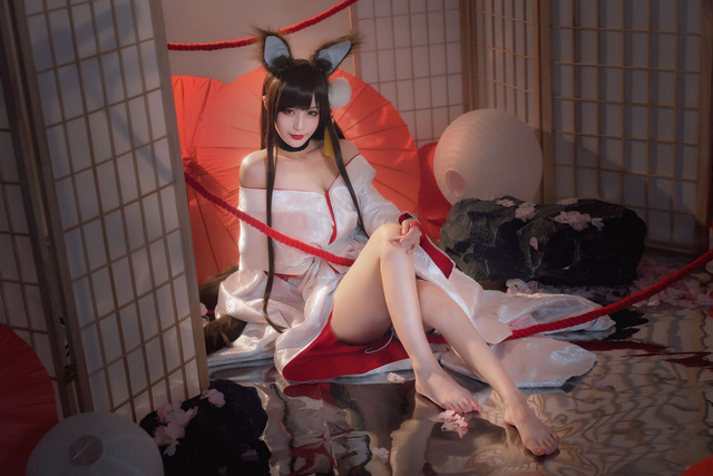 Game thủ ngẩn ngơ ngắm gái xinh cosplay mỹ nữ Akagi lấp ló vòng một trong Azur Lane - Ảnh 14.