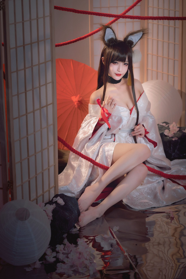 Game thủ ngẩn ngơ ngắm gái xinh cosplay mỹ nữ Akagi lấp ló vòng một trong Azur Lane - Ảnh 5.