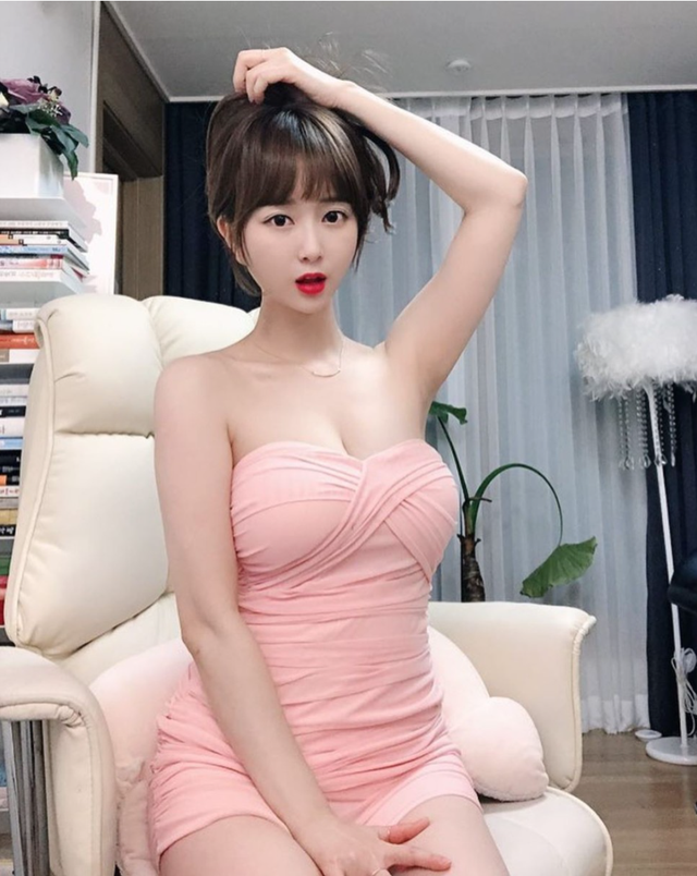 Thả rông vòng một, nữ streamer xinh đẹp chỉ lên sóng buộc tóc, uống nước cũng thu hút cả nghìn người theo dõi - Ảnh 5.