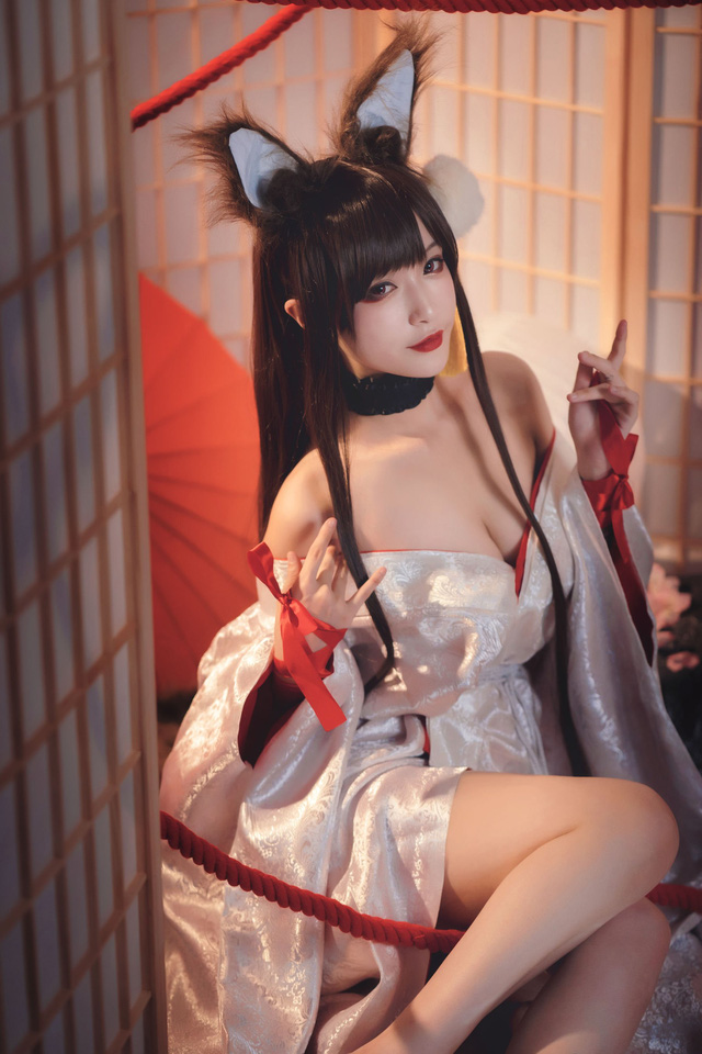 Game thủ ngẩn ngơ ngắm gái xinh cosplay mỹ nữ Akagi lấp ló vòng một trong Azur Lane - Ảnh 6.