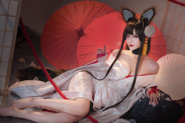 Game thủ ngẩn ngơ ngắm gái xinh cosplay mỹ nữ Akagi lấp ló vòng một trong Azur Lane - Ảnh 7.