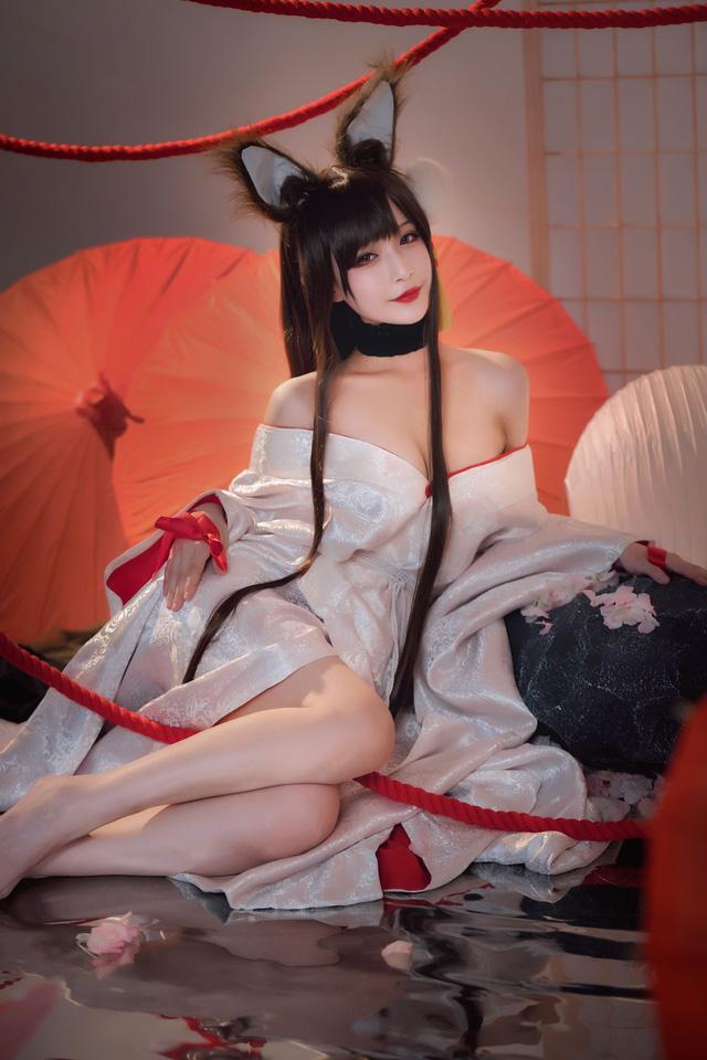 Game thủ ngẩn ngơ ngắm gái xinh cosplay mỹ nữ Akagi lấp ló vòng một trong Azur Lane - Ảnh 8.