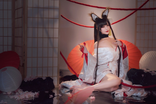 Game thủ ngẩn ngơ ngắm gái xinh cosplay mỹ nữ Akagi lấp ló vòng một trong Azur Lane - Ảnh 9.