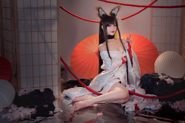 Game thủ ngẩn ngơ ngắm gái xinh cosplay mỹ nữ Akagi lấp ló vòng một trong Azur Lane - Ảnh 10.