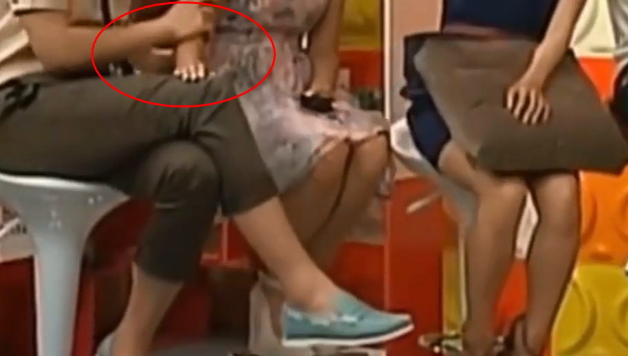 Dương Tử từng sờ đ&ugrave;i Đặng Lu&acirc;n 15 lần tr&ecirc;n s&oacute;ng trực tiếp, vẫn kh&ocirc;ng bu&ocirc;ng tha d&ugrave; mỹ nam c&oacute; động t&aacute;c n&eacute; tr&aacute;nh? - Ảnh 7.