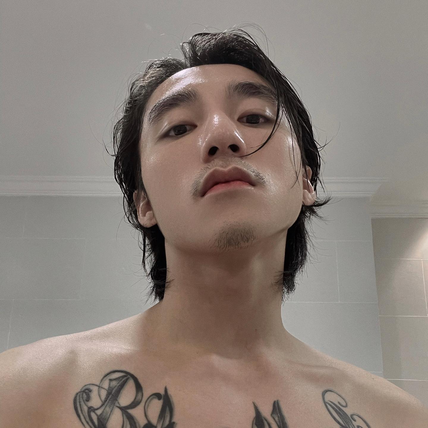 Sơn Tùng phanh ngực khoe râu, chị em cung đấu để tranh làm chồng