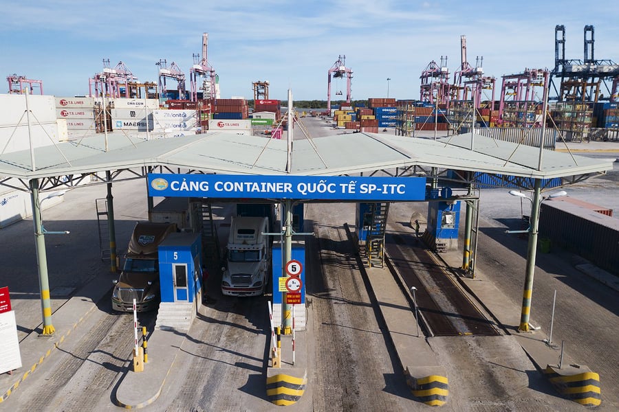 TP.HCM: Quân đội phun khử khuẩn cảng quốc tế ở TP. Thủ Đức do ca nghi mắc Covid-19 từng đến làm việc - Ảnh 1. TP.HCM: Quân đội phun khử khuẩn cảng quốc tế ở TP. Thủ Đức do ca nghi mắc Covid-19 từng đến làm việc - Ảnh 1.