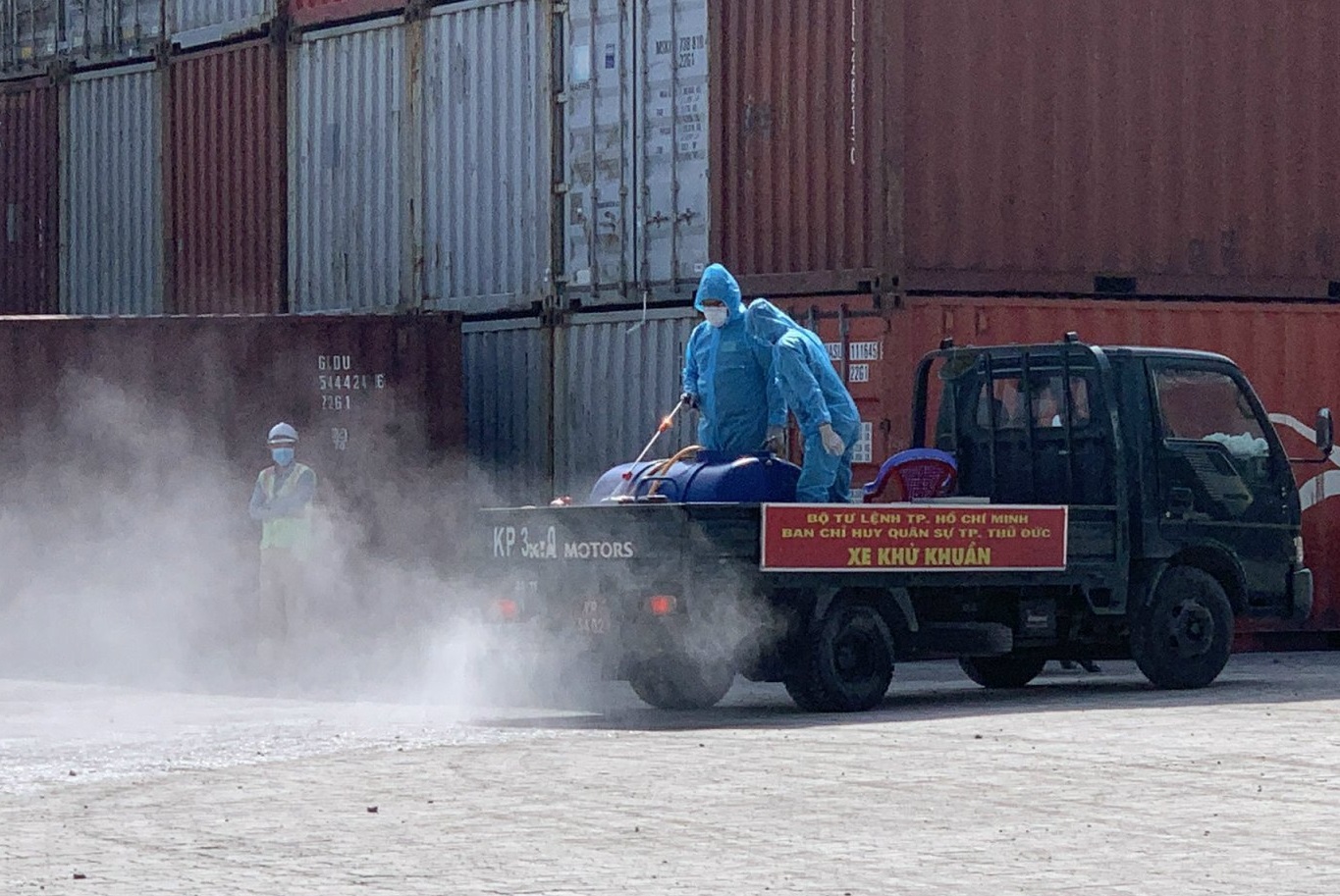 TP.HCM: Quân đội phun khử khuẩn cảng quốc tế ở TP. Thủ Đức do ca nghi mắc Covid-19 từng đến làm việc - Ảnh 2. TP.HCM: Quân đội phun khử khuẩn cảng quốc tế ở TP. Thủ Đức do ca nghi mắc Covid-19 từng đến làm việc - Ảnh 2.