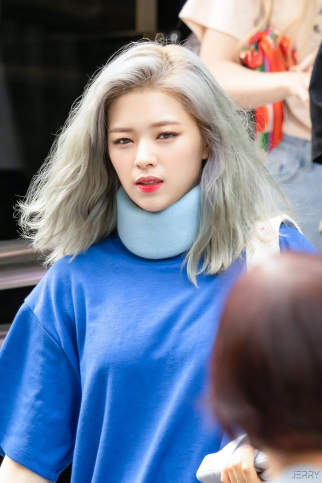 Jeongyeon (TWICE) lộ vẻ đau đớn vì chấn thương ở cổ khi diễn bài mới, fan vừa xót vừa trách JYP quá vô tâm! - Ảnh 5.