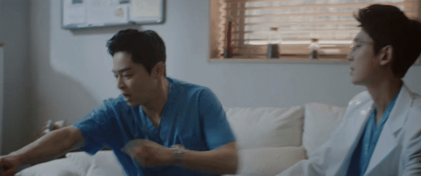 5 chi tiết siêu lố của Hospital Playlist 2 tập 1: Jun Wan bị ăn... giấy vệ sinh còn chưa hề bằng màn trừ tà với nước lọc! - Ảnh 2.
