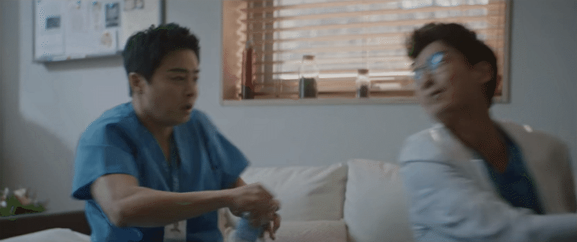5 chi tiết siêu lố của Hospital Playlist 2 tập 1: Jun Wan bị ăn... giấy vệ sinh còn chưa hề bằng màn trừ tà với nước lọc! - Ảnh 3.