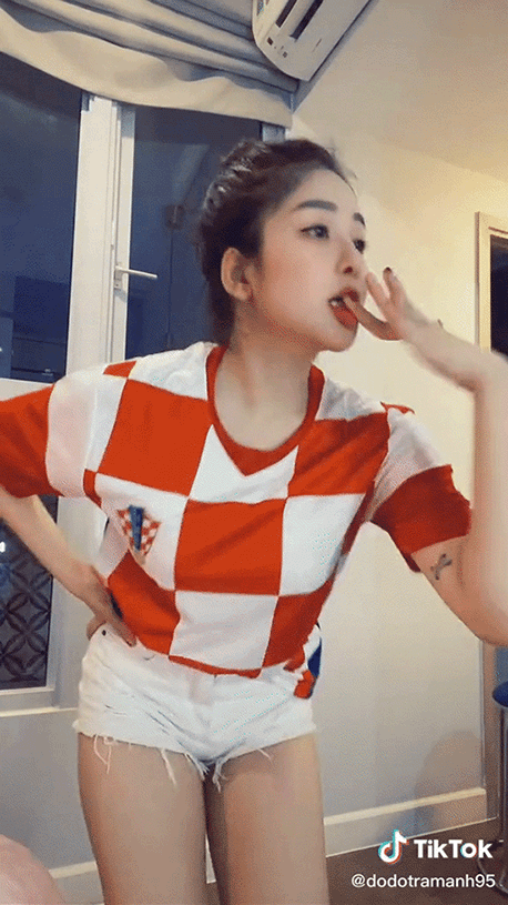 Trâm Anh tung clip nhảy siêu sexy cổ vũ Croatia trước thềm trận đấu gặp CH Séc đêm nay - Ảnh 3. Trâm Anh tung clip nhảy siêu sexy cổ vũ Croatia trước thềm trận đấu gặp CH Séc đêm nay - Ảnh 3.